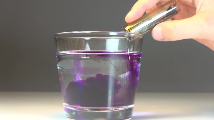 Dissoluzione del permanganato di potassio in acqua