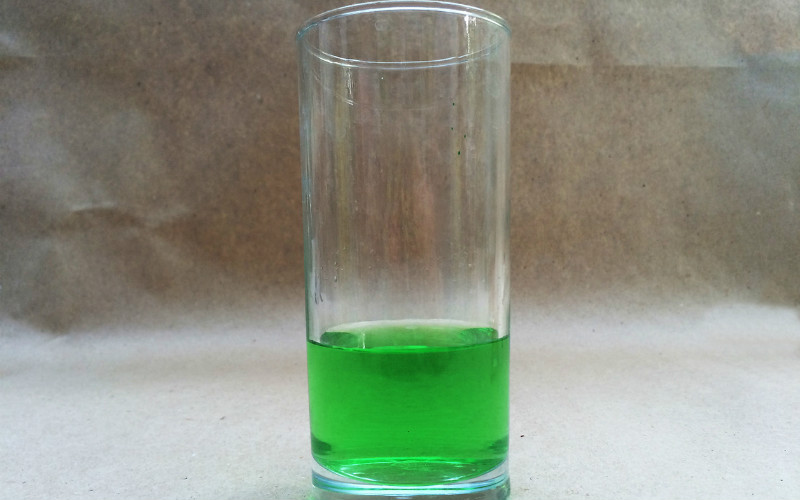 Tazza di vetro con una soluzione di verde brillante per il lavaggio