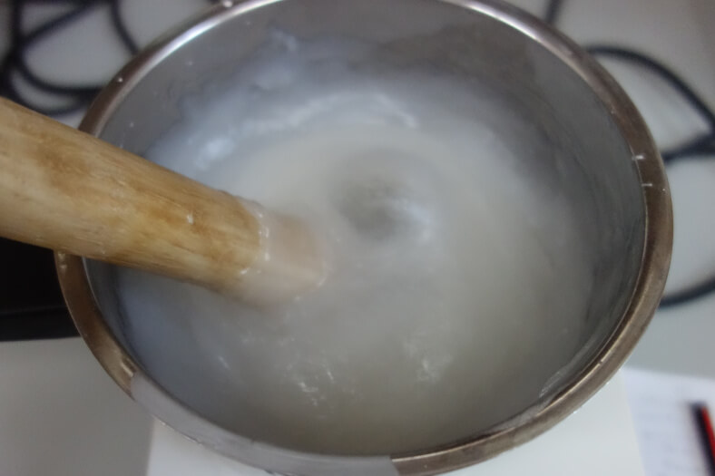Sciogliere l'amido in un contenitore con acqua tiepida