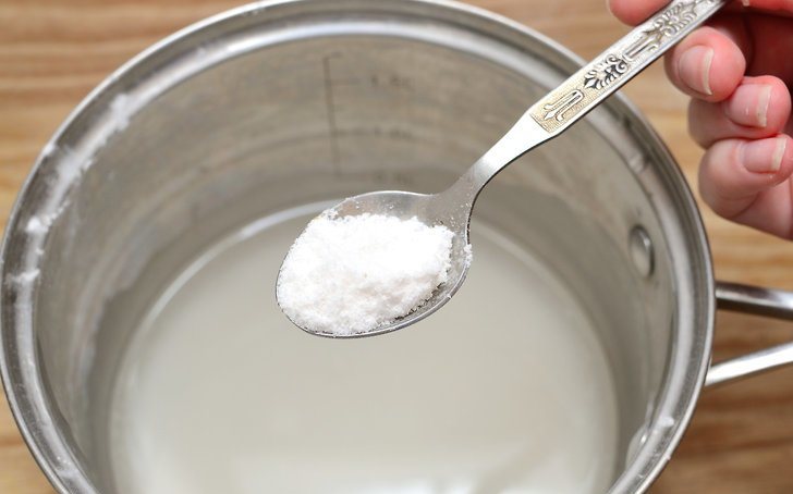 Sciogliere l'amido in un pentolino con acqua
