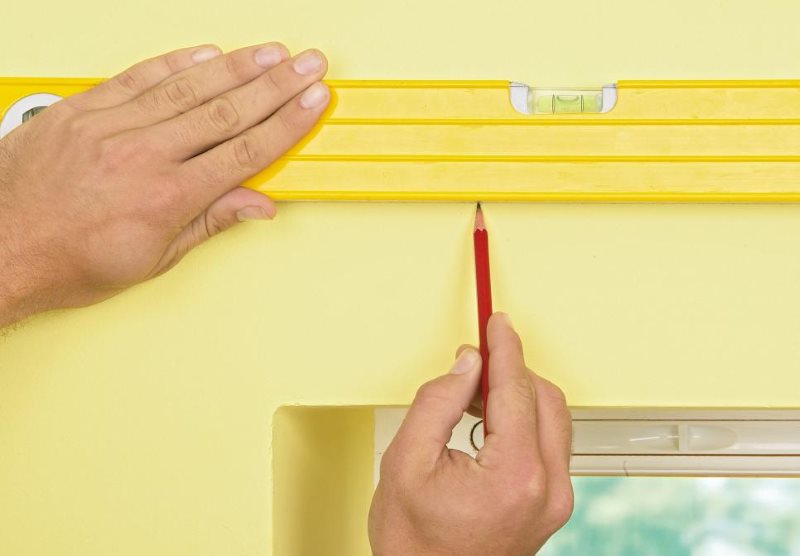 Segnare i punti di fissaggio della cornice utilizzando una livella