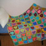 Cuori multicolori in un quadrato dal filato avanzato