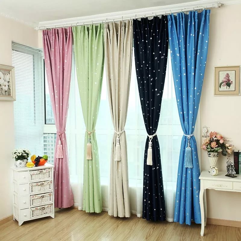 Nappe su tende di diversi colori