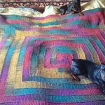 Coperta multicolore per letto con ferri da maglia nella tecnica a 10 anelli
