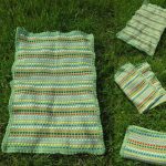 Coperta multicolore con cuore su sfondo verde