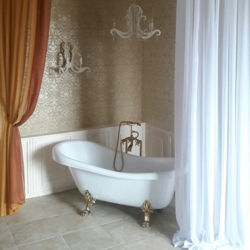 Due tende di colori contrastanti nel bagno