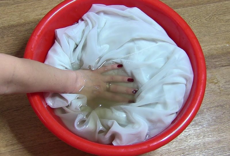 Mettere a bagno le tende prima del lavaggio a mano