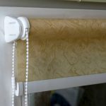 Tenda a rullo con comando manuale e meccanismo a catena