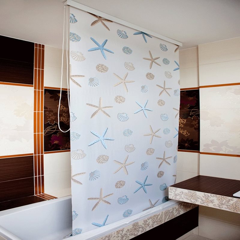 Tenda a rullo all'interno del bagno