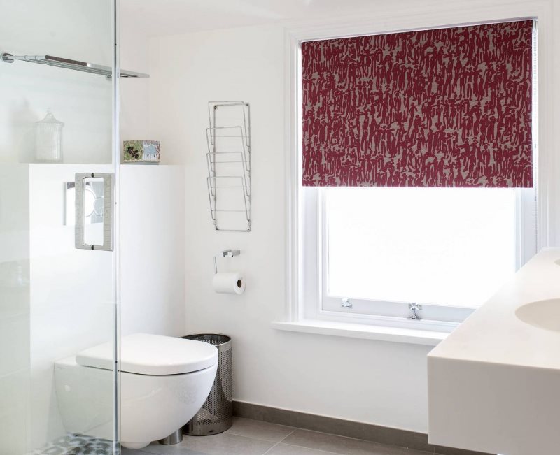 Tenda a rullo scura all'interno del bagno