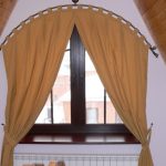 Con l'aiuto di una cornice ad arco è possibile allontanarsi dalla forma triangolare