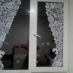 Fiocchi di neve sul vetro di una finestra di plastica