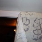 Tenda fatta in casa per una finestra, fissata con velcro