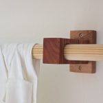 Staffa in legno per un bastone per tende fatto in casa