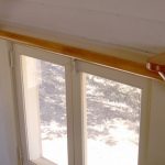 Cornice in legno con superficie verniciata