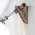 Semplice staffa in legno per cornice da parete