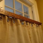 Bastone per tende fatto in casa con materiali di scarto
