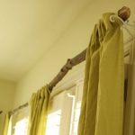 Tende su un bastone per tende fatto in casa ricavato da un ramo