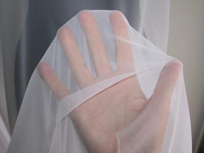 Tulle ingrigito sul palmo di una casalinga