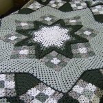 Coperta Granny Square grigia
