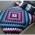 Una splendida coperta fatta a mano con diamanti assemblati da quadrati