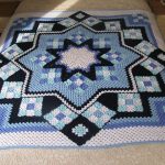 Splendida coperta a doppia stella realizzata con piccoli quadrati della nonna