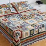 Splendida coperta lavorata a maglia a quadrati, completa di cuscini