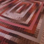 Una coperta rettangolare chic con brillantini nei toni del bordeaux e del grigio