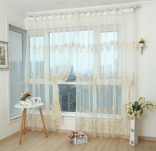 Tenda leggera in tulle traslucido su una grande finestra