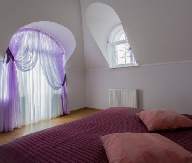 Tende leggere in organza alla finestra della camera da letto