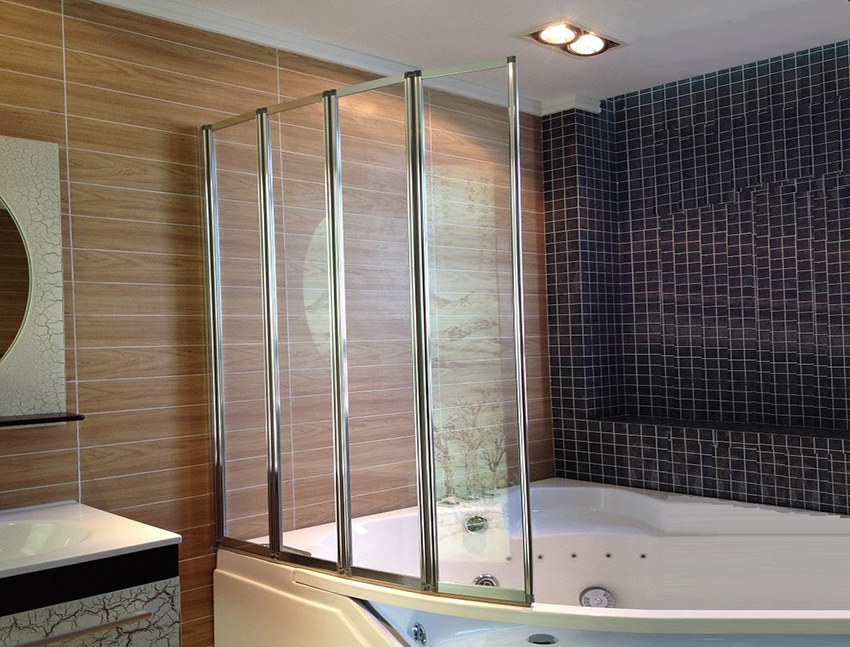 Vasca da bagno angolare con parete divisoria in vetro