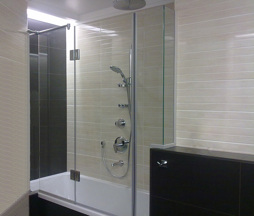 Tenda di vetro costosa nel bagno di un appartamento in città