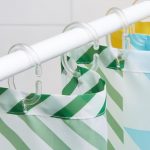 Ganci di plastica su una tenda da bagno