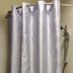 Tenda con occhielli in bagno