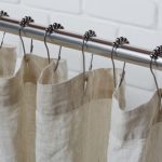 Ganci con decoro per fissare le tende in bagno