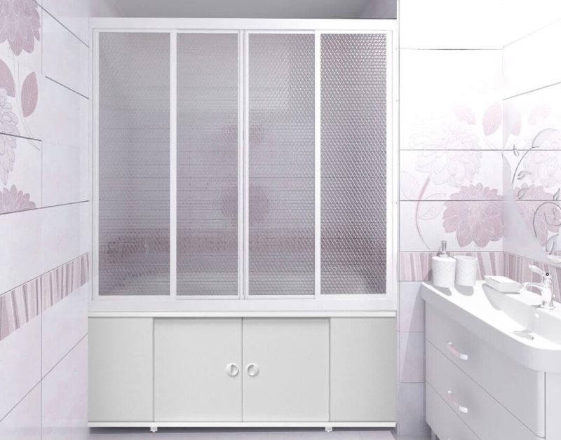 Interno del bagno con tenda scorrevole in plastica