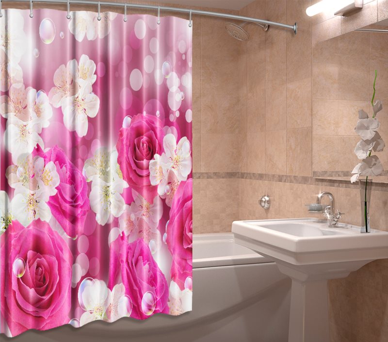 Grandi fiori su una tenda nel bagno