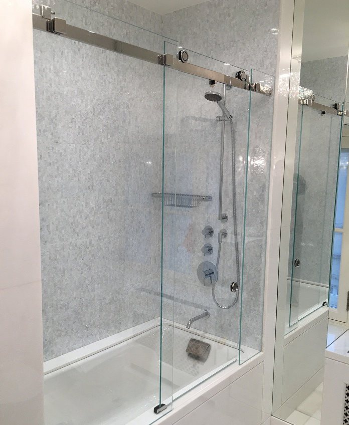 Parete scorrevole su rulli nel bagno