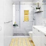 Mosaico luminoso sul pavimento del bagno