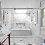 Interno di un ampio bagno con finestra