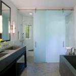Mobili in acrilico all'interno del bagno