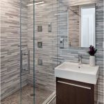 Progettazione del bagno con mobile sospeso