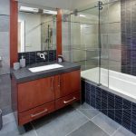 Cassetti nella parte inferiore del mobile lavabo con lavabo