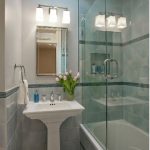 Lavabo in porcellana su gamba stretta