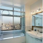 Vasca da bagno con acqua davanti a una grande finestra
