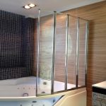 Piastrelle in ceramica effetto legno sulla parete del bagno