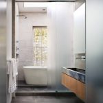 Progetto di un bagno allungato con finestra in fondo