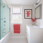Asciugamano rosso in bagno bianco