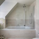 Vasca da bagno in acrilico nella nicchia della soffitta