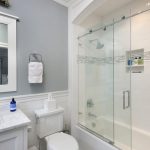 Disposizione di un bagno combinato in una casa di campagna